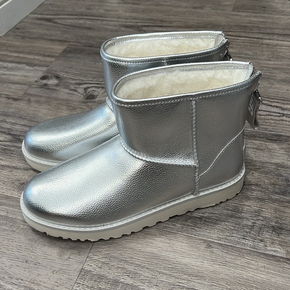 New UGG Silver Classic Mini Zip Logo Shine Boots - Picture 2 of 11